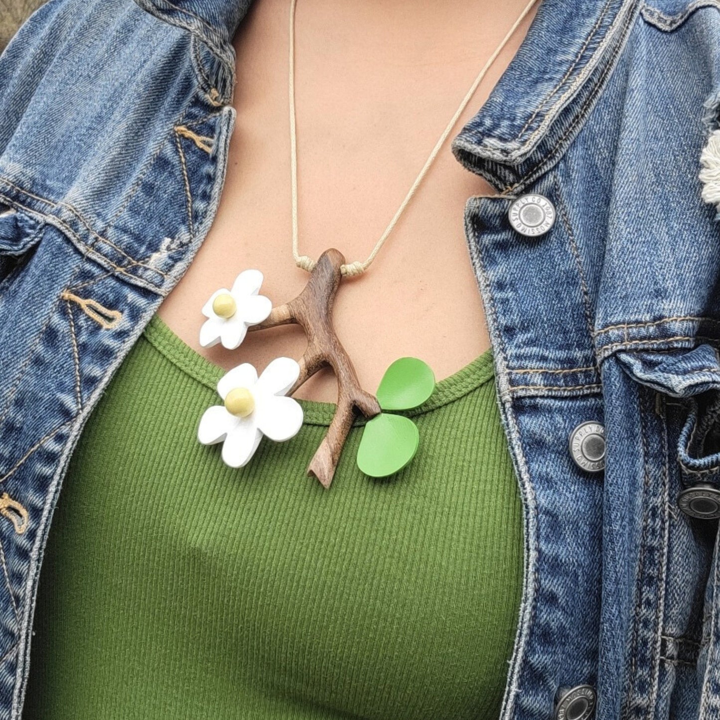 White Flowers Necklace